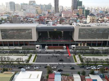 中企承建的柬埔寨国防部办公楼正式投入使用