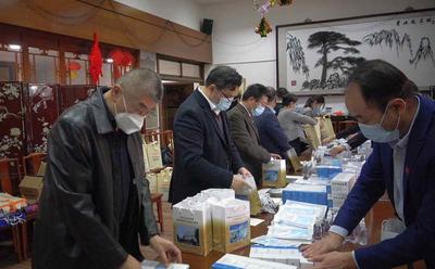 中国驻塞浦路斯大使馆向旅塞侨胞寄送“春节包”