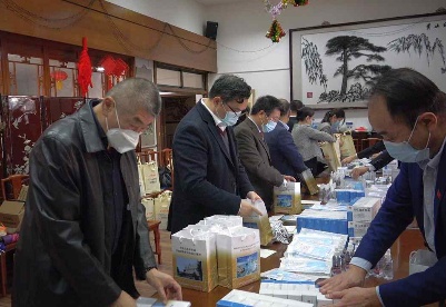 中国驻塞浦路斯大使馆向旅塞侨胞寄送“春节包”
