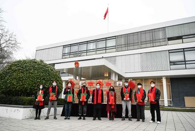 中国驻法兰克福总领馆向领区留学生发放“春节包”