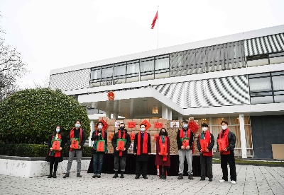 中国驻法兰克福总领馆向领区留学生发放“春节包”