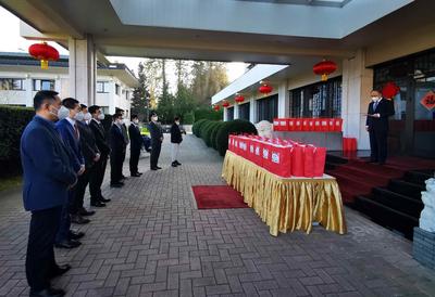 中国驻比利时使馆向留学生发放“春节包”