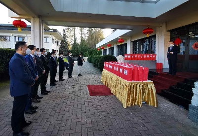 中国驻比利时使馆向留学生发放“春节包”