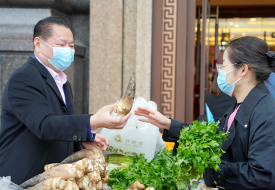 上海环球港外广场变“菜市场”  月星集团助力防疫在行动