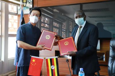 中国与乌干达签署经济技术合作协定