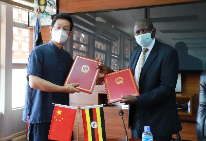中国与乌干达签署经济技术合作协定