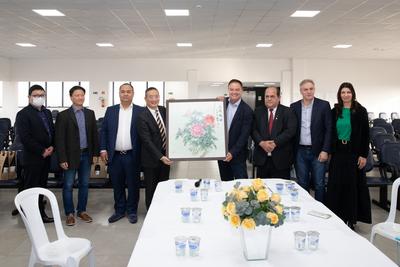 中国菏泽巨野工笔牡丹画落户巴西哥伦布