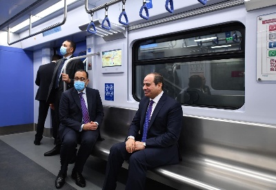 中企承建埃及首条轻轨铁路通车试运行