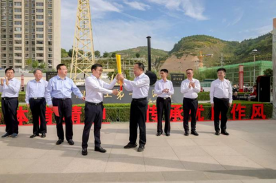  火炬传承红色能量 百年油企谱写新章——陕西省第十七届运动会火炬馈赠仪式在延长石油举行