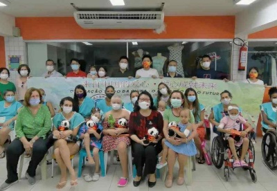 中国爱心陪伴巴西累西腓癌症儿童度过儿童节