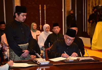 马来西亚新总理安瓦尔宣誓就职