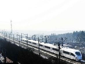 世界首条高寒高铁通车10年 穿越冰天雪地助力“城际穿梭”