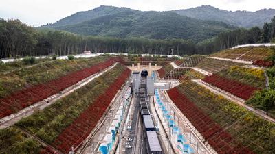 打造互联互通共同发展的黄金线路——中老铁路实现客货运输量质齐升