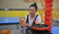 Chinese craftswoman devotes to sweet art of sugar painting