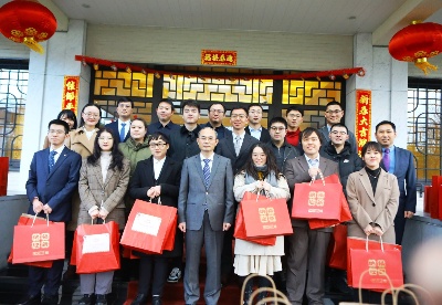 中国驻比利时使馆举办“新春暖心包”发放启动仪式