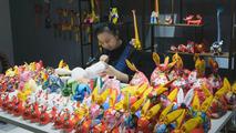 Cloth craftswoman in E.China Shandong sends Spring Festival wishes in unique way