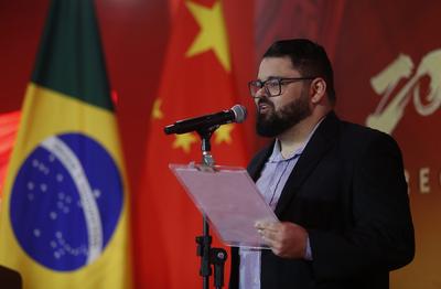 特稿：巴西小伙亮嗓，“我爱你中国”惊艳春节招待会