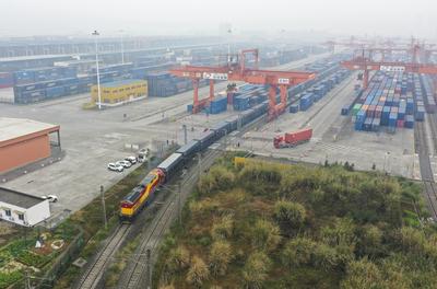 西部陆海新通道发出兔年首班列车