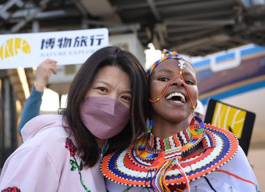  中国旅行团在肯尼亚受到热烈欢迎