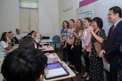 海滨小城的葡中双语中学建成八年成为巴西名校
