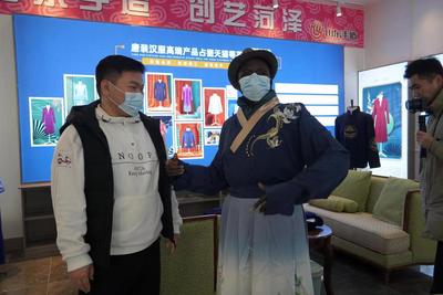 走读山东|外国友人邂逅汉服唐装 体味中国传统服饰魅力