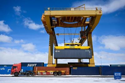 满洲里口岸通关有序进行 