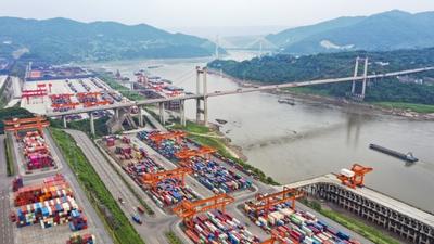 西部陆海新通道发出首列新能源汽车铁海联运班列