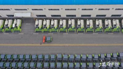 江西鹰潭：农机企业开足马力赶订单