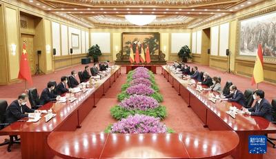 习近平会见西班牙首相桑切斯