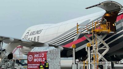 新华全媒+｜我国首个专业货运枢纽机场开通首条国际货运航线