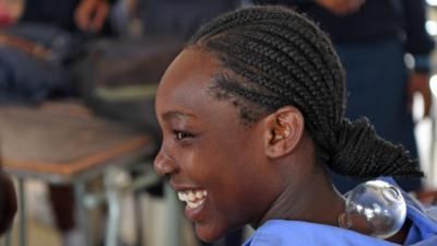 中国援纳医疗队向当地学生传授中医文化