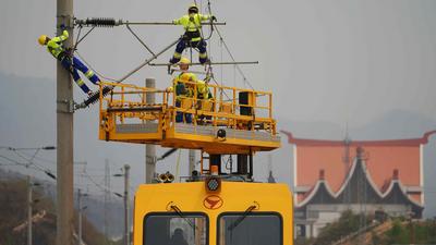 中老铁路进行维保演练