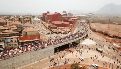 中企承建的几内亚卡格贝伦立交桥竣工通车