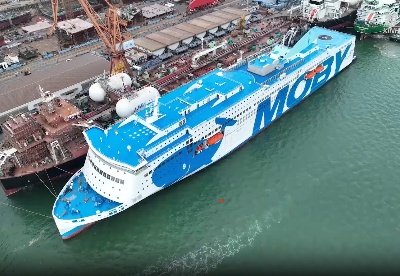 “中国制造”7万吨级豪华客滚船在广州启航