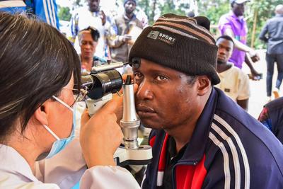 中国援喀麦隆雅温得医疗分队举行义诊