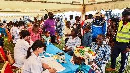 中国援喀麦隆雅温得医疗分队举行义诊