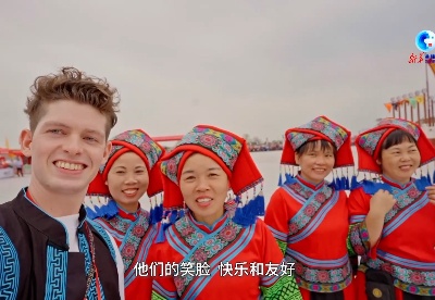 英国博主亚当：抛绣球、打陀螺，我跟着中国西南的壮族群众一起过节