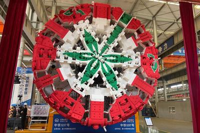 中国中铁绿色盾构机下线 将出口意大利服务“一带一路”建设