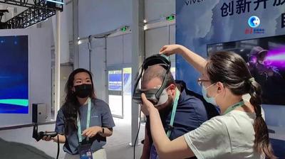 全球连线｜“洋记者”探访中关村论坛展览：体验前沿科技