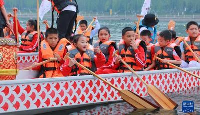 中老学生手拉手