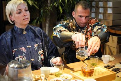 匈牙利民众沉浸式体验“中国茶坊”