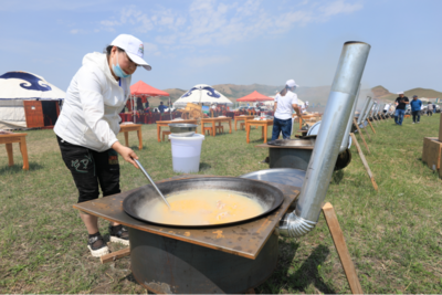兴安盟科右前旗：万亩草原千斤肉  百口大锅助旅游