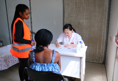 援赤道几内亚中国医疗队在当地举行义诊