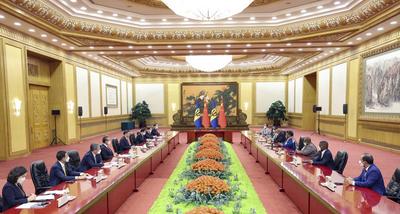 习近平会见巴巴多斯总理莫特利