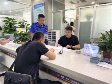 西安高新区：“一把手”坐窗口 服务群众零距离