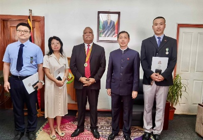 瓦努阿图总统授予三名中文教师荣誉勋章