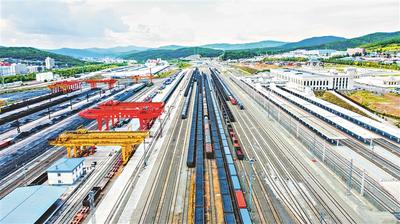 满洲里绥芬河年中通行中欧班列首次突破2700列