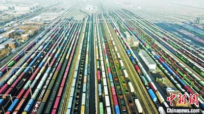 上半年新疆阿拉山口铁路口岸进出口货运量超700万吨