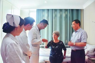 “心-手”相连 中哈医患情谊深