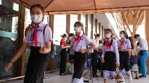 中老铁路建设者邀请老挝师生乘火车访华